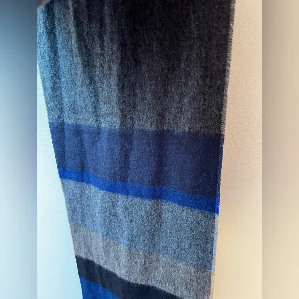 The Men’s Store Bloomingdales NWT New Men’s Blue And‎ Gray Striped Scarf